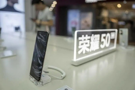 今年6月發(fā)布的榮耀50系列，在線下市場(chǎng)成為爆款。來(lái)源：視覺(jué)中國(guó)