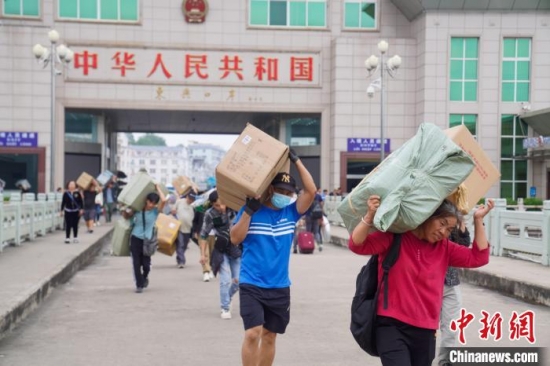 從事互市貿易的邊民川流不息。王以照 攝