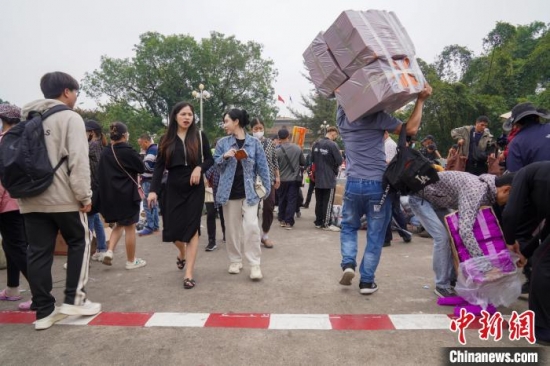 跨境旅游和互市貿易的人流不絕。王以照 攝