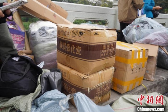 中國生產的碗和盤子在越南受到歡迎。王以照 攝